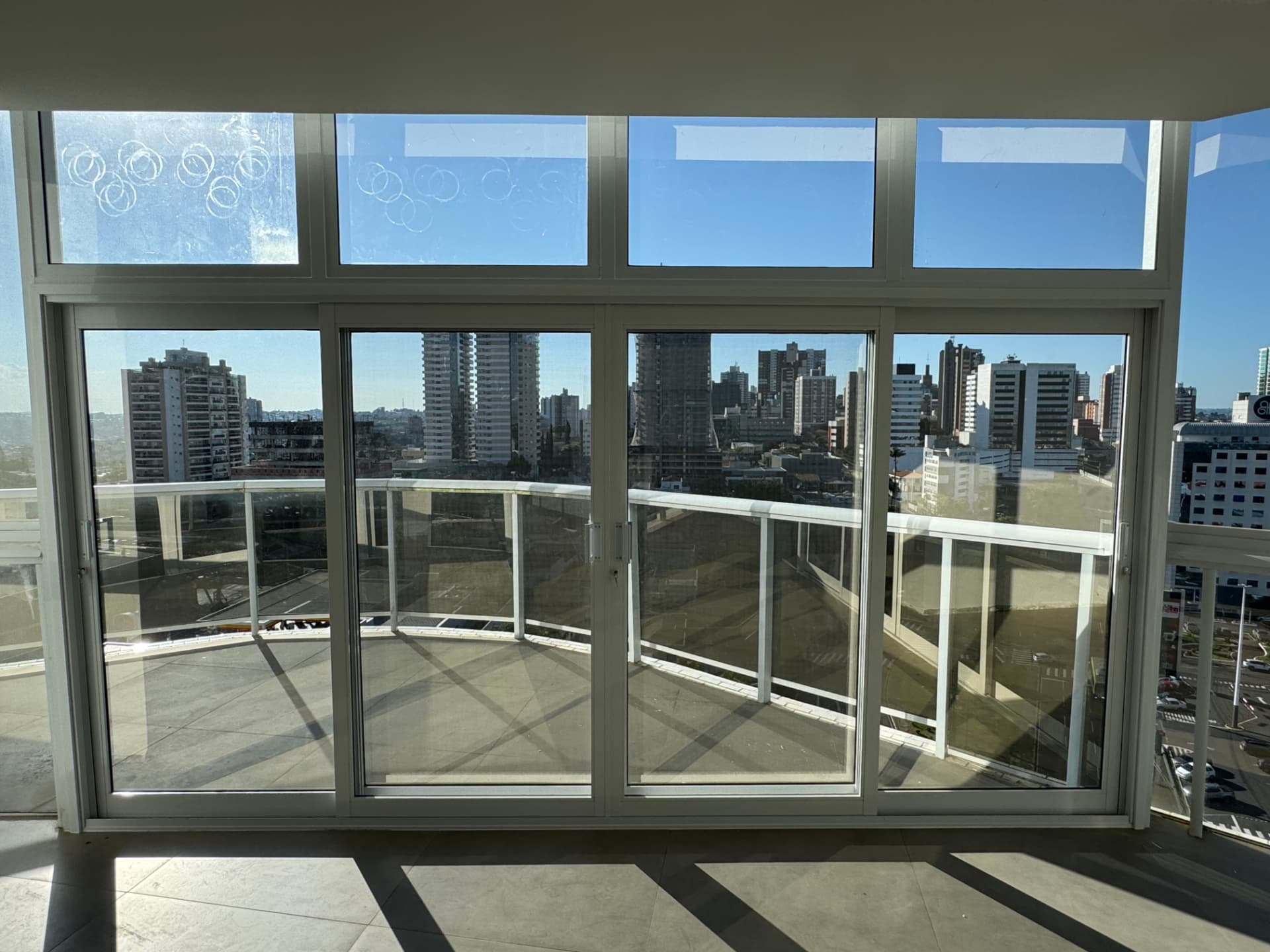 Grande vão de vidro finalizado pela Classe A
