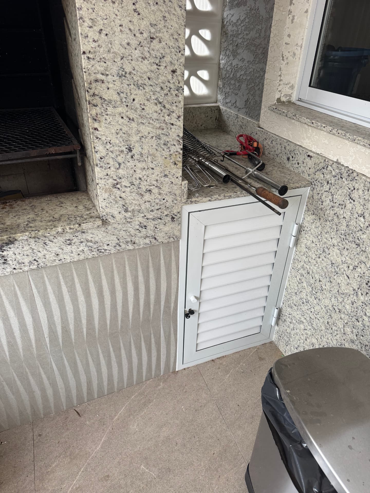 Porta veneziana de alumínio em área externa