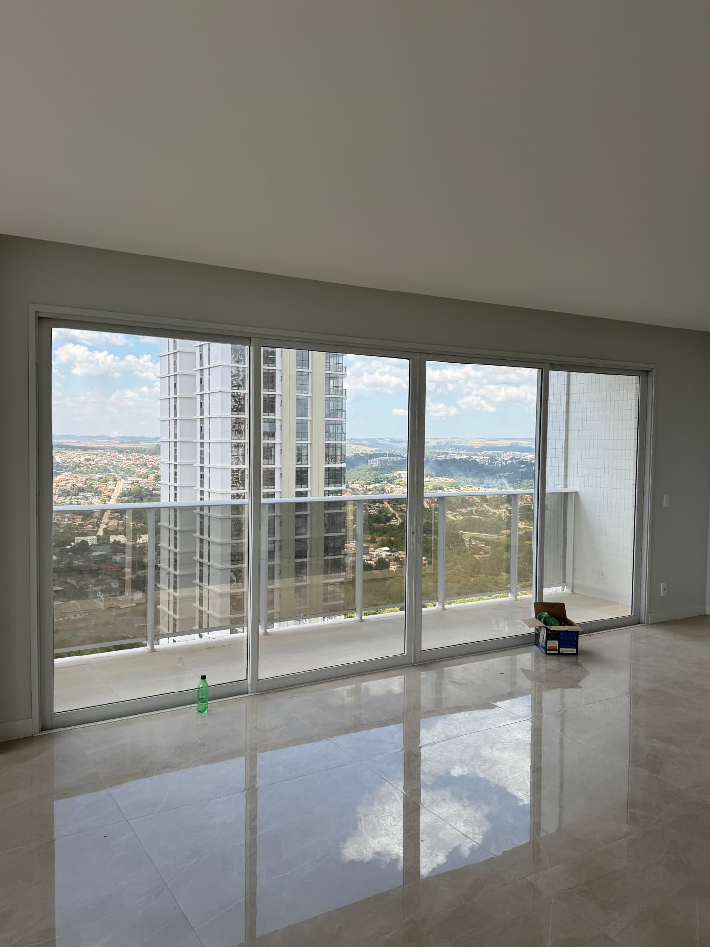 Grande esquadria de alumínio com painéis de vidro e vista panorâmica em Ponta Grossa